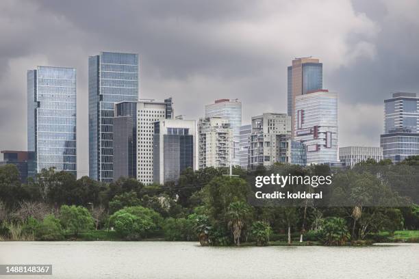 view of modern city skyline from city park - israel finance stock pictures, royalty-free photos & images