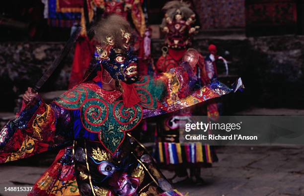 monks in elaborate mask and costume performing ritualistic dance at the mani rimdu festival at chiwang gompa (monastery). - mani rimdu festival stock-fotos und bilder