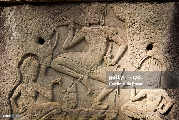 bas-relief of aspara on bayon temple. - traditionally cambodian - fotografias e filmes do acervo