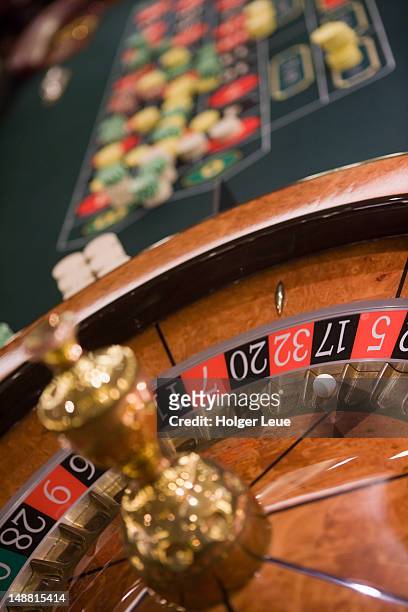 roulette wheel in casino aboard cruiseship silver spirit (silversea cruises). - roleta, jogos - fotografias e filmes do acervo