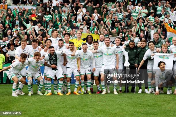 Celtic players celebrate after winning the Cinch Scottish Premiership following the match between Heart of Midlothian and Celtic FC at Tynecastle...