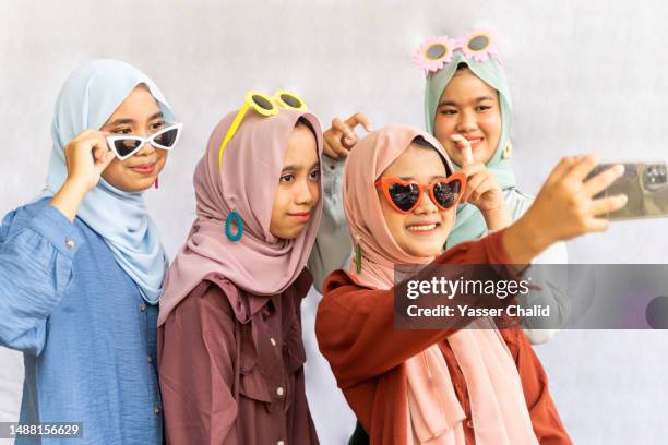 muslim girls take a selfie - anständig klädsel bildbanksfoton och bilder