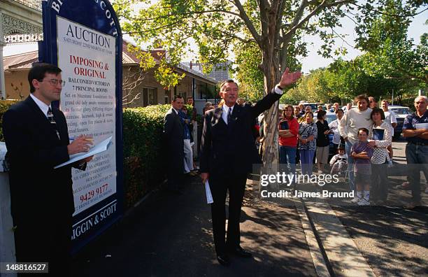 another auction in a leafy suburb of melbourne. - house auction stockfoto's en -beelden