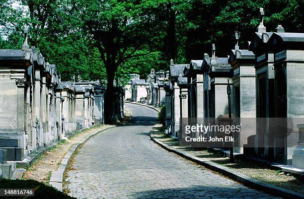 pere lachaise cemetery. - pere lachaise cemetery stock pictures, royalty-free photos & images