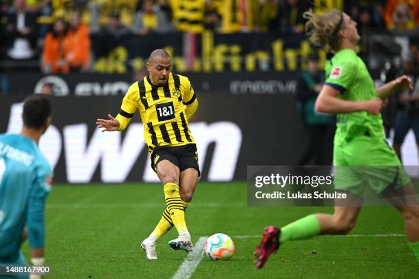 Donyell Malen of Borussia Dortmund scores the team's third goal during the Bundesliga match between Borussia Dortmund and VfL Wolfsburg at Signal...