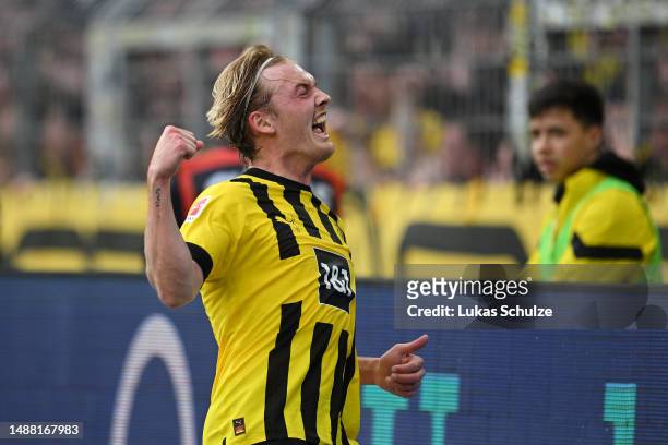 Julian Brandt of Borussia Dortmund celebrates after teammate Donyell Malen scoring the team's third goal during the Bundesliga match between Borussia...
