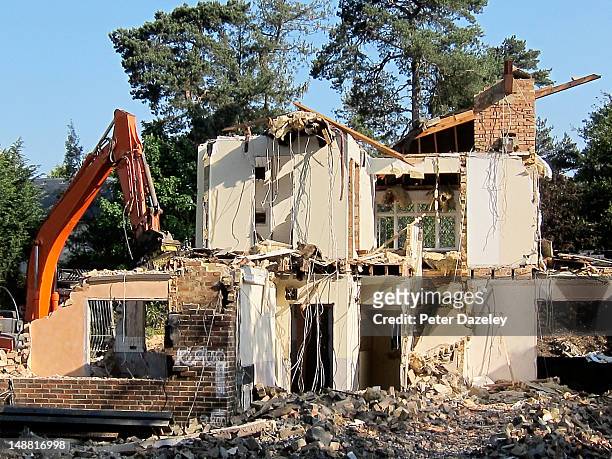 a house being demolished - demolishing fotografías e imágenes de stock