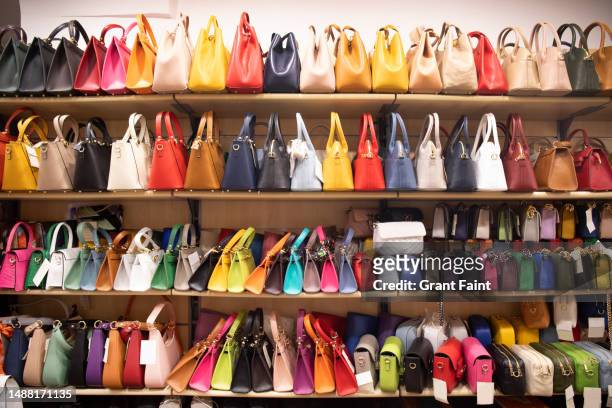 purse shop. - multi coloured purse stockfoto's en -beelden