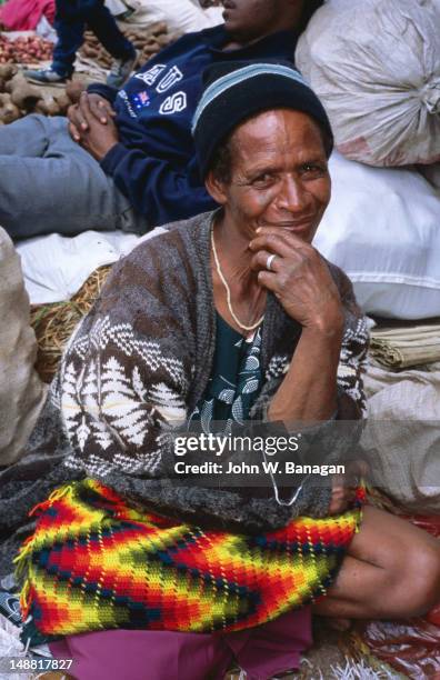 portrait of seated woman at market. - papua new guinea market stock pictures, royalty-free photos & images