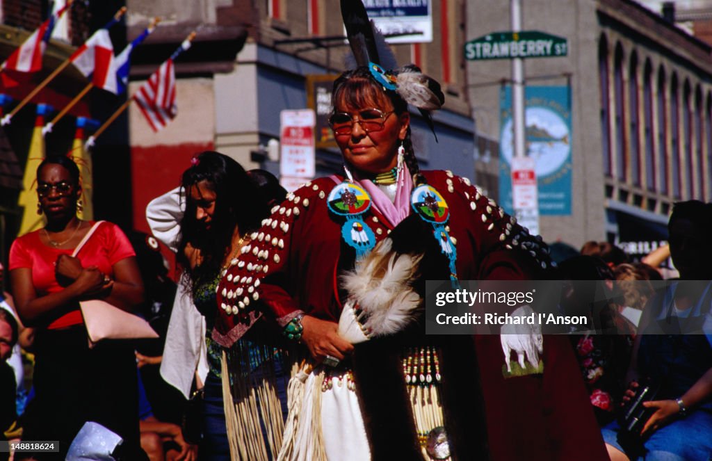 Native Indian Performance Native American Indian Dance Performance High-Res Stock Photo - Getty ...