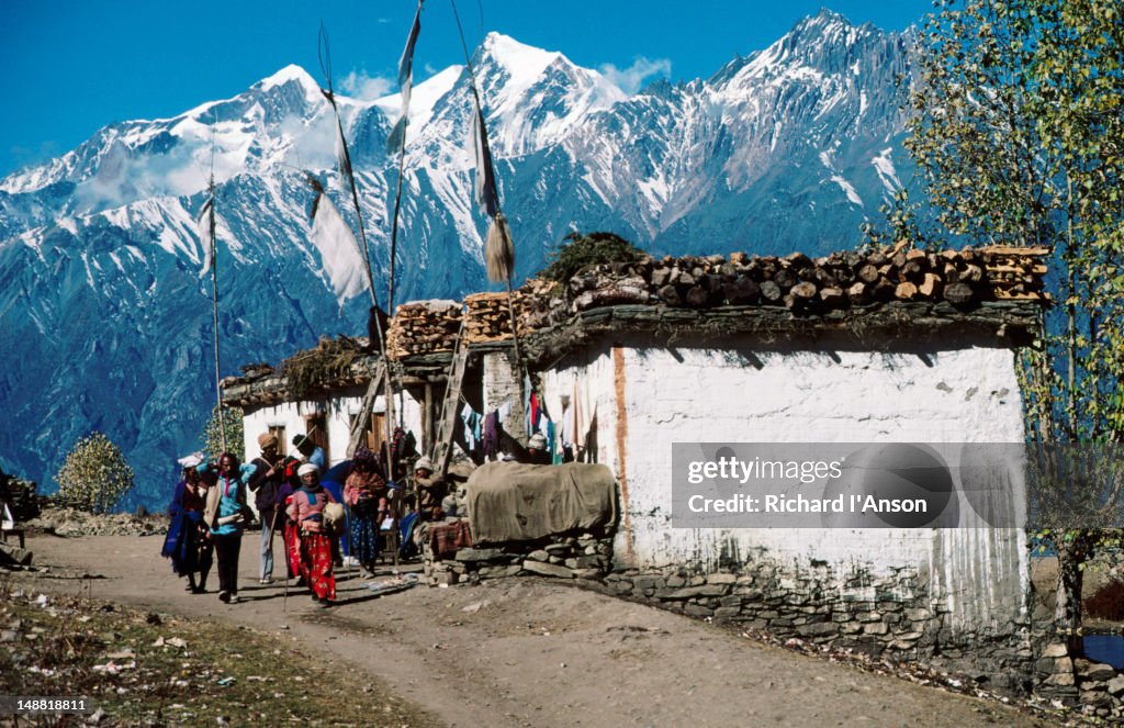 Pilgrims on trail to Muktinath temples.