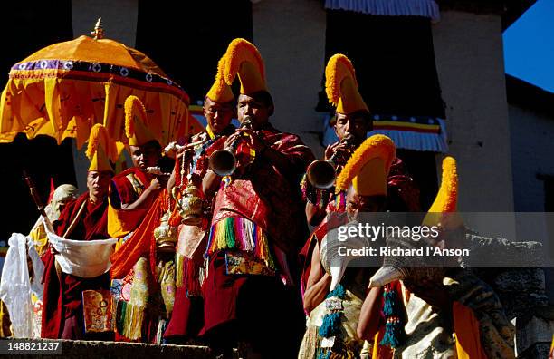 monks sounding horn and conch shell at mani rimdu festival. - mani rimdu festival bildbanksfoton och bilder