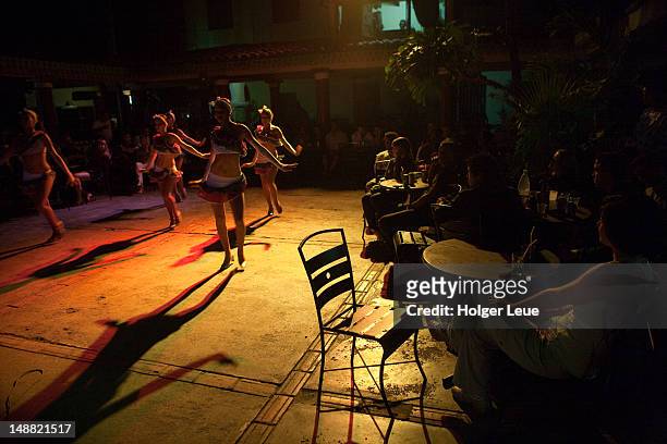 dancers during performance in centro cultural polo montanez. - viñales cuba fotografías e imágenes de stock