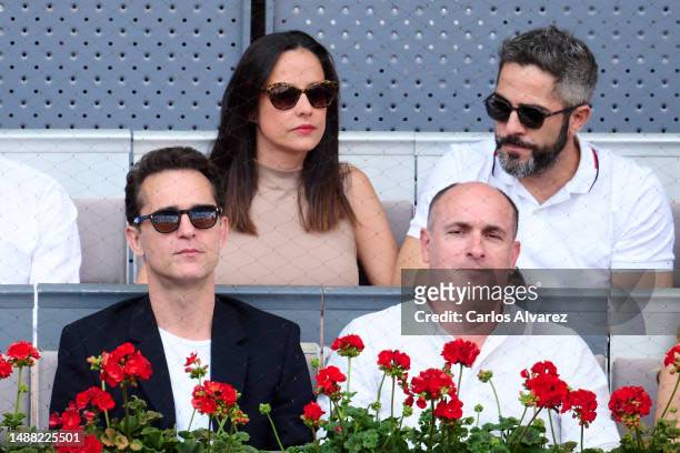 Actor Pedro Alonso , Roberto Leal and wife Sara Rubio attend the Men's Singles Final Match between Carlos Alcaraz of Spain and Jan-Lennard Struff of...