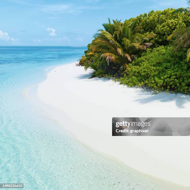 砂浜に横たわる女性の空撮ドローンビュー - 無人島 ストックフォトと画像