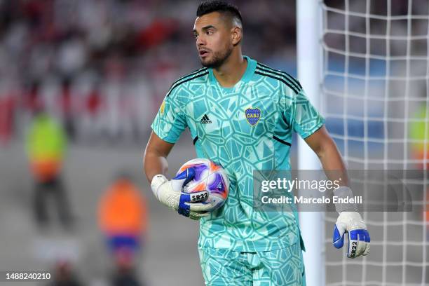 Sergio Romero of Boca Juniors holds the ball during a Liga Profesional 2023 match between River Plate and Boca Juniors at Estadio Más Monumental...