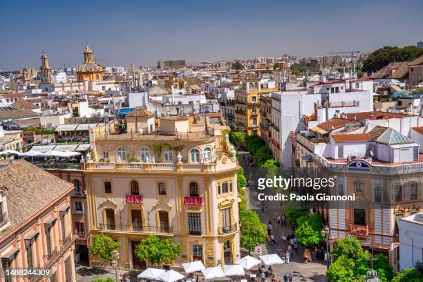 vista aérea do horizonte de sevilha, andaluzia - santa cruz sevilha - fotografias e filmes do acervo