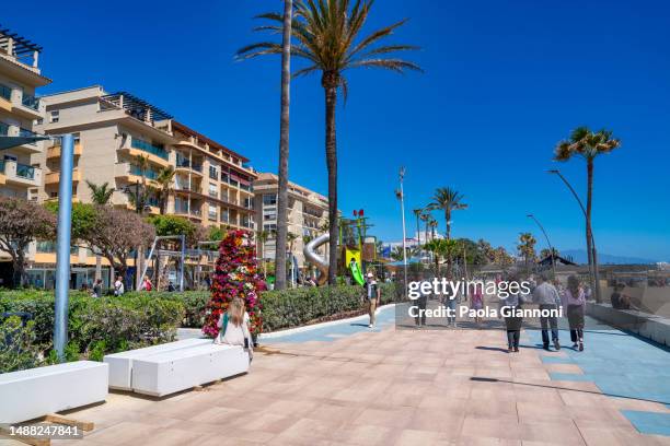 the beautiful promenade of estepona on a clear sunny day, andalusia - malaga walking stockfoto's en -beelden