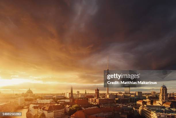 berlin panorama summer skyline with tv tower and clouds - cielo minaccioso foto e immagini stock