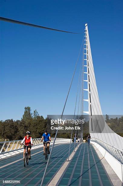 sundial bridge with bicyclists. - redding califórnia imagens e fotografias de stock