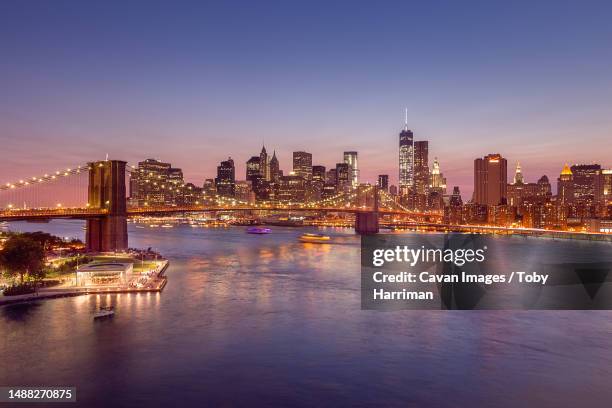 east river manhattan new york city skyline at night - brooklyn bights bildbanksfoton och bilder