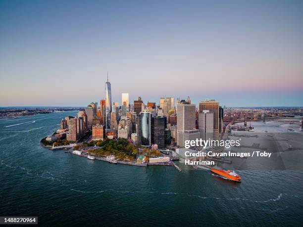 whitehall terminal staten island ferry new york city skyline - staten island ferry stockfoto's en -beelden