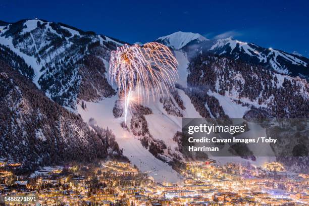 aspen colorado - new years fireworks celebration 2014 - co presented stockfoto's en -beelden