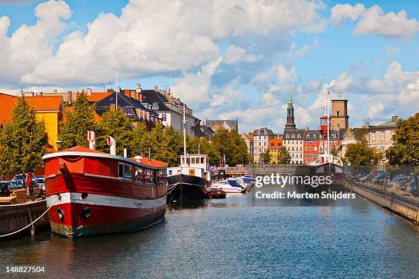 boats and skyline along frederiksholms kanal. - meerkanal stockfoto's en -beelden