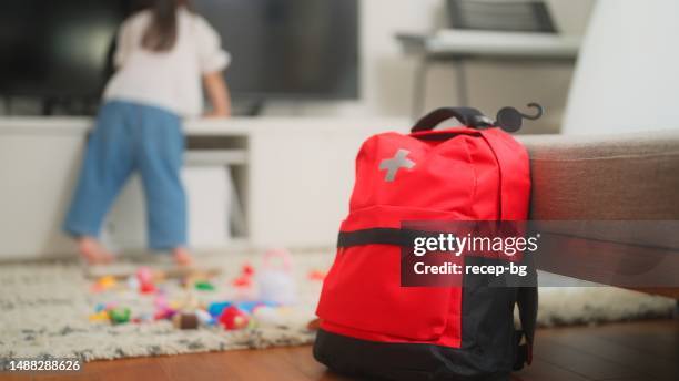 bolsa de emergencia en casa - evacuación fotografías e imágenes de stock