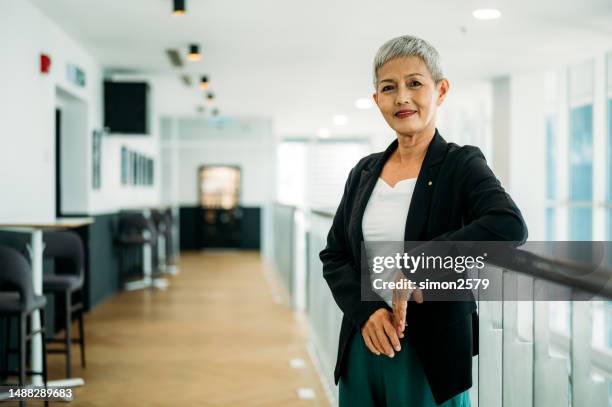 maturité et confiance : une femme asiatique d’âge moyen au sommet de son art - seulement des femmes dâge moyen photos et images de collection