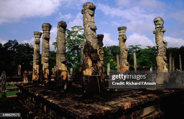 pillars surrounding latha-mandapaya dagoba (stupa). - latha stock pictures, royalty-free photos & images