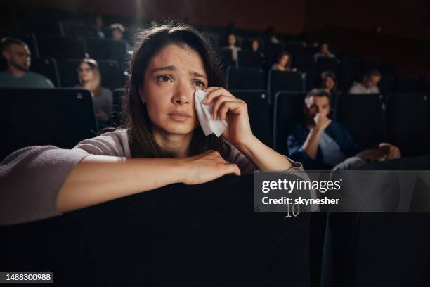 weinen während eines traurigen films im kino! - weinen stock-fotos und bilder