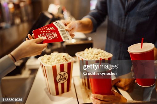 ¡Comprando entradas de cine! ¡Comprando entradas de cine!