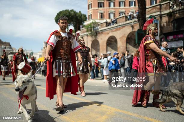 défilé de gladiateurs sous le colisée de rome - centurion photos et images de collection