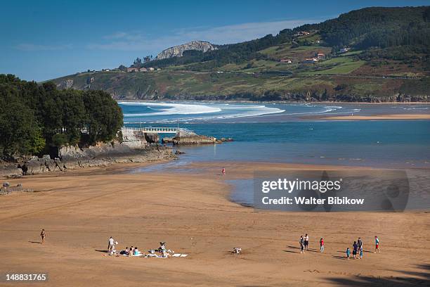 town and surf beach. - billabong pro mundaka stockfoto's en -beelden