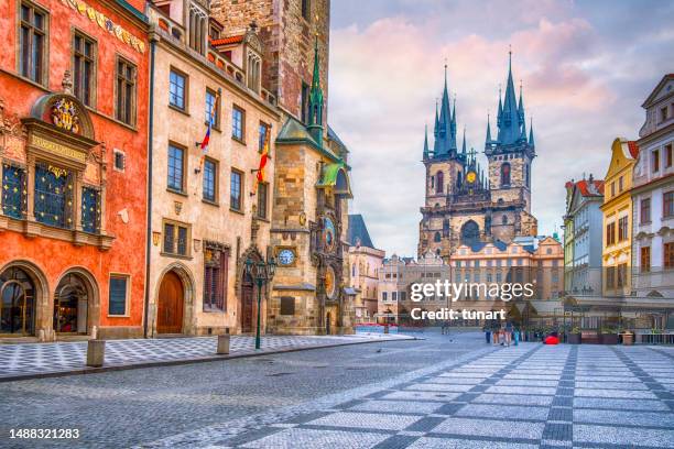 plaza de la ciudad vieja, praga - praga fotografías e imágenes de stock