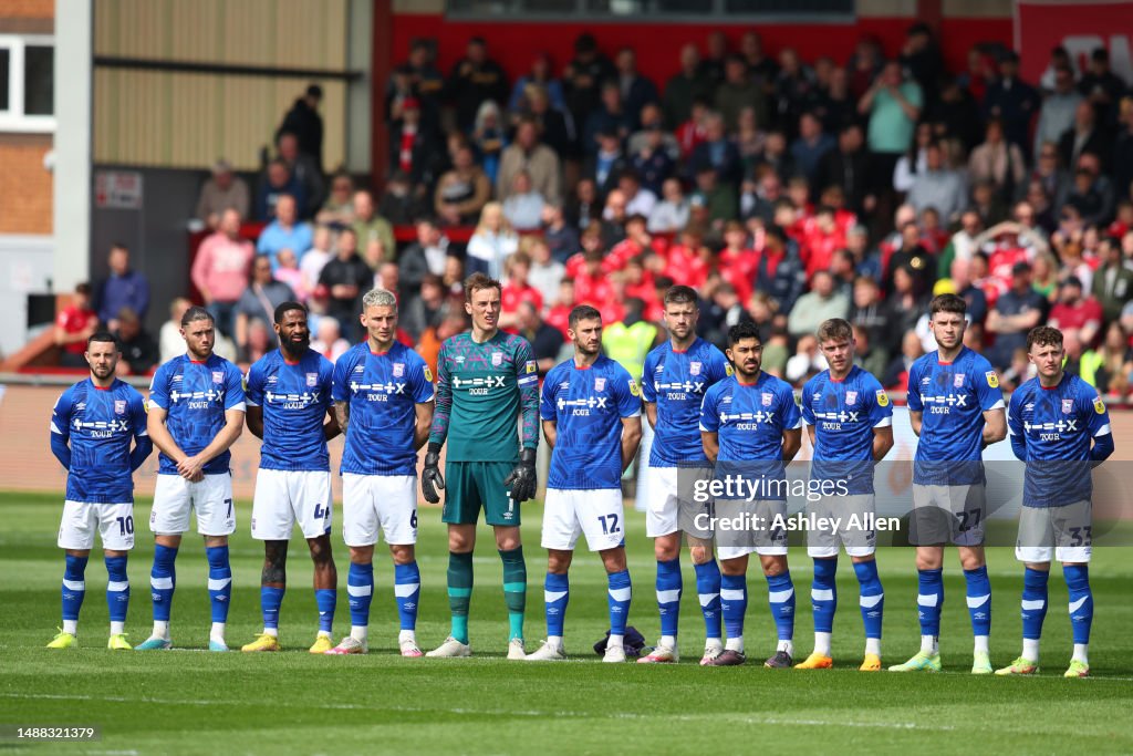 Ipswich Players line-up ahead of kick-off to pay their respects to