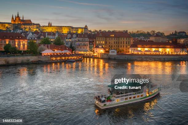 bateau d’excursion sur la rivière vltava et le paysage urbain de prague - vitava photos et images de collection