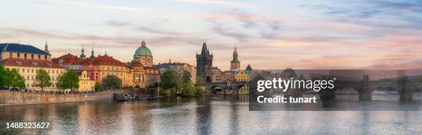 altstadt, moldau und karlsbrücke in prag - karlsbrücke stock-fotos und bilder