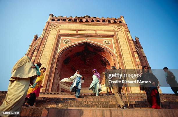steps leading up to buland gate. - fatehpur sikri - fotografias e filmes do acervo