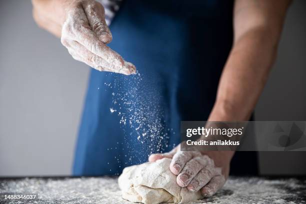 machen teig - streuen stock-fotos und bilder