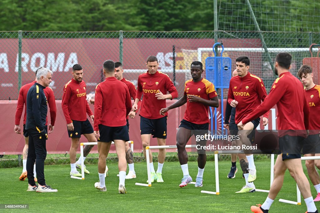 As Roma Coach AS Roma coach Josè Mourinho and players during training session at ...
