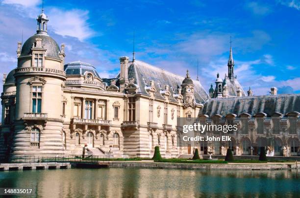 grand chateau. - chantilly picardie stock-fotos und bilder