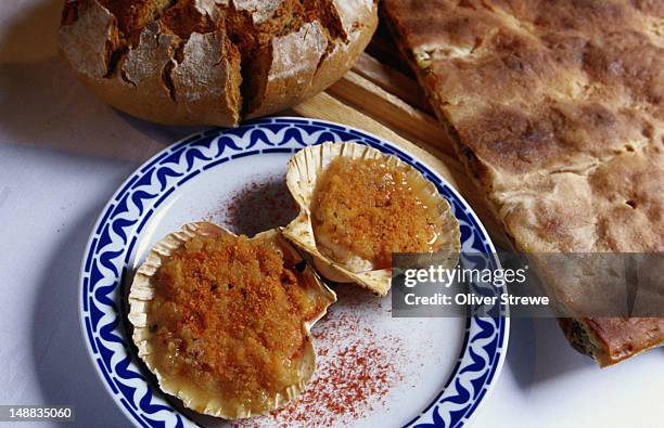scallops and bread, vieres de santiago - santiago de compostela, galicia - santiago de compostela stock-fotos und bilder