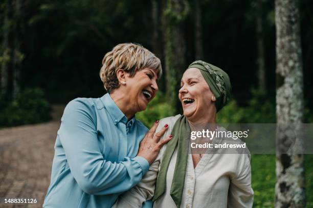 friends, cancer patient - completely bald stockfoto's en -beelden