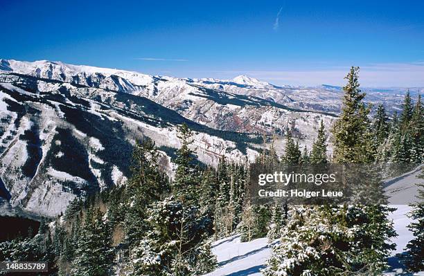 snow-covered mountains from aspen mountain. - aspen mountain fotografías e imágenes de stock