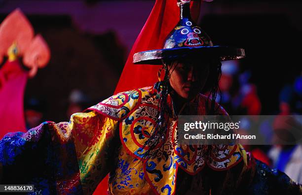 monk performing lama dance at mani rimdu festival. - mani rimdu festival stock-fotos und bilder