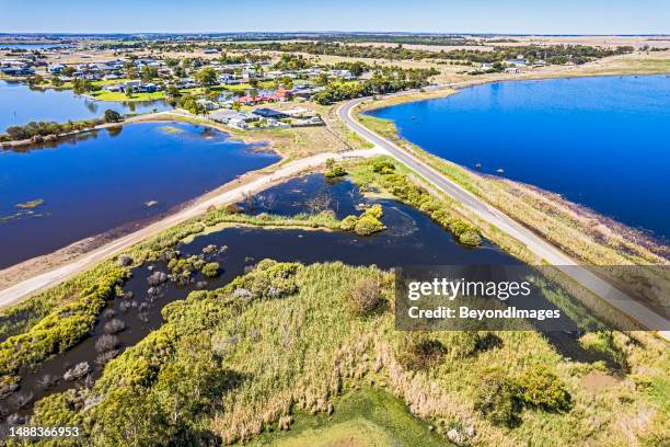 vue aérienne des zones humides, des plaines inondables, route d’accès au ferry, murray river, wellington east, australie du sud - australie méridionale photos et images de collection
