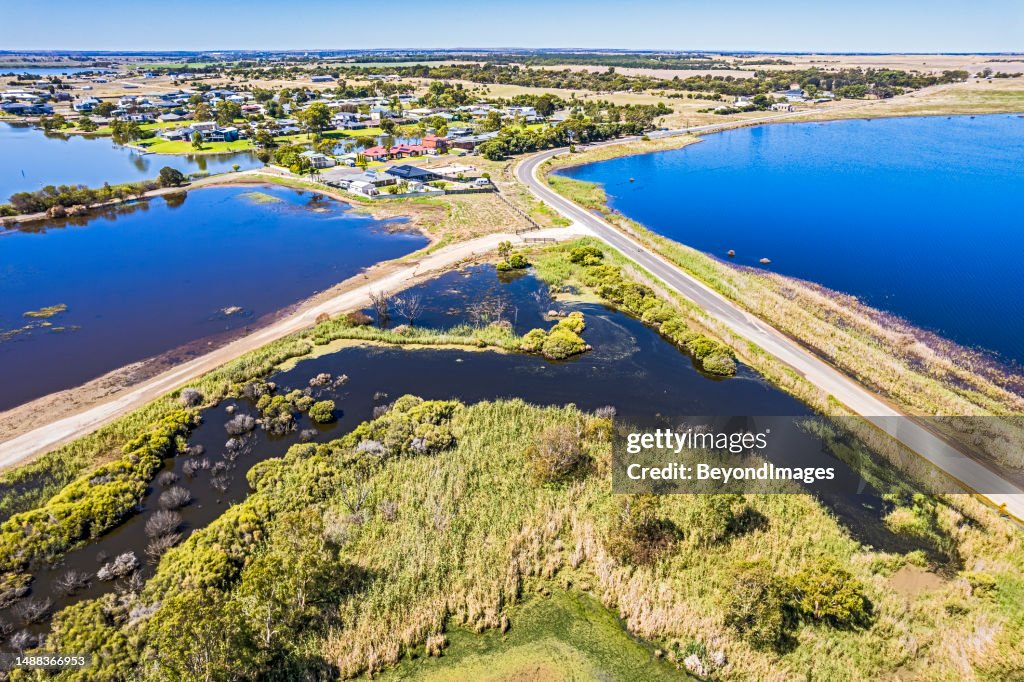 Vista aerea delle zone umide, pianure alluvionali, strada di accesso al traghetto, fiume Murray, Wellington East, Australia meridionale