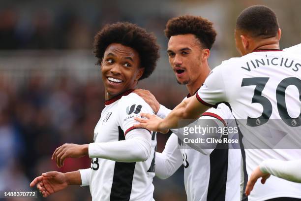 Willian of Fulham celebrates after scoring the team's first goal with teammates during the Premier League match between Fulham FC and Leicester City...